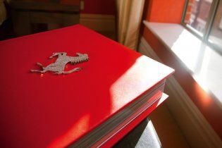 Ferrari выпустила книгу по цене суперкара