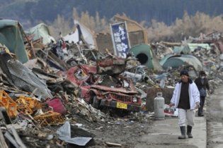 Месяц после землетрясения в Японии: 13 тыс. погибших, внимание приковано к "Фукусиме"