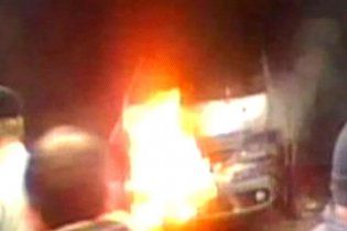 Пылающий автомобиль в центре Минска вызвал панику: люди испугались нового теракта