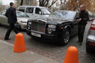 Депутат міськради Донецька вирішив продати свій Rolls Royce і вертоліт