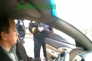 Беспредел в ГАИ: водителя обозвали и силой вытащили из автомобиля