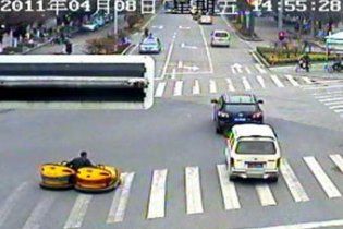Китаец выехал на дорогу на автомобилях из парка развлечений