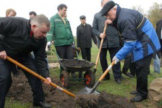 Луганські комуністи подарують Азарову лопату