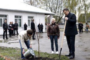 Янукович поедет на "малую родину" сажать деревья