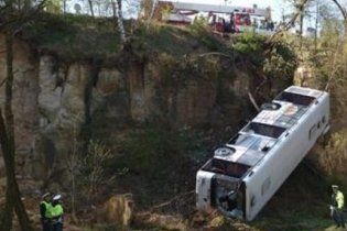 В Праге пассажирский автобус сорвался в пропасть, есть жертвы