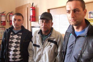 Побитих "буковинським Лозінським" рибалок примусили порвати заяви