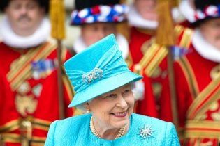 Британська королева отримала в подарунок на ювілей 15 тисяч власних портретів