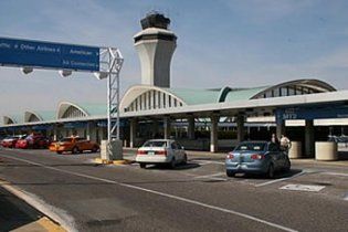 Торнадо повредил аэропорт в США и ранил нескольких американцев