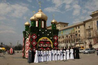 У Харкові встановили церкву із квітів (фото)