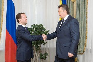 Российские СМИ: Янукович пытается "влезть" в тандем Медведев-Путин
