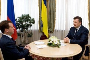 Янукович прибыл в Сочи на встречу с Медведевым