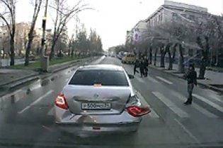 Божевільний водій таранив автомобілі, щоб зняти відео і викласти в Інтернеті