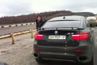 Син Кернеса їздить на елітному BMW зі спецсигналами зі швидкістю 260 км/год