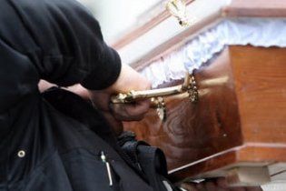 На дорогах Литвы появятся машины с гробами на крышах