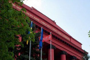 У Києві біля КНУ повісили і відразу ж зняли червоний прапор