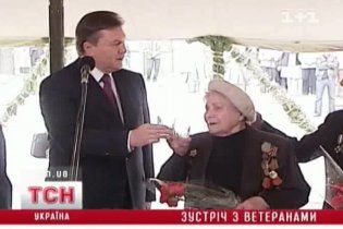 Янукович на зустрічі з ветеранами попросив налити стільки горілки, щоб не було соромно