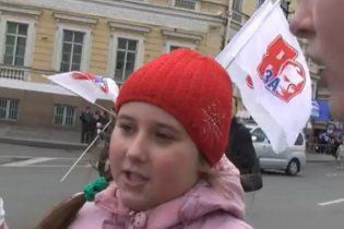 В России 10-летние дети вышли поддержать Путина: он умнее Медведева