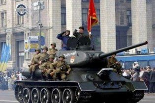 На Хрещатику червоний прапор несли попереду державного