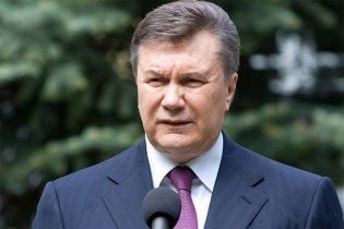 Янукович посоветовал жертвам коррупции писать или звонить ему