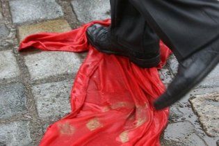 Комуністи хочуть саджати у в'язницю за ігнорування червоних прапорів
