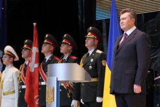 Янукович підняв червоний прапор, не підписавши закон про нього