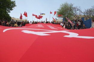 Юристи: Янукович дозволив губернаторам не вивішувати червоні прапори