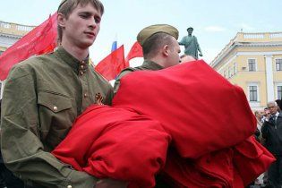 Герман: Янукович досі чекає висновків щодо червоного прапора