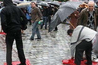В Крыму татары растоптали красный флаг