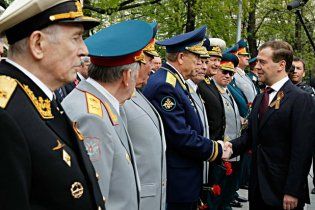 Медведев поел с ветеранами гречневой каши и выпил сто грамм