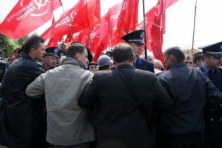В Тернополе коммунисты незаконно пронесли красные флаги