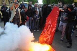 На Кіровоградщині невідомі поглумилися над червоним прапором КПУ
