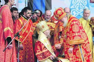 Патріарха Кирила в Харкові зустріли килимом з троянд і обідом у гольф-клубі
