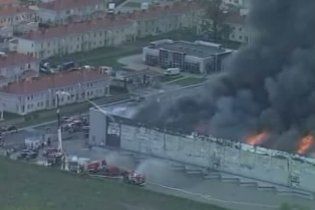 Польські пожежники добу гасили пожежу у торгово-офісному центрі
