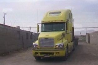 10-річний хлопчик, у пошуках мами, проїхав тисячу кілометрів під днищем вантажівки