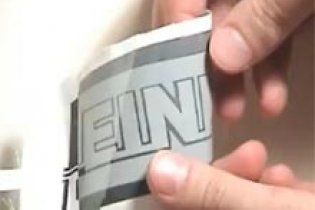 "Електронний папір" перенесли на тканину: дисплей зможе стати частиною одягу