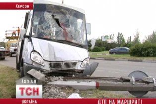У Херсоні в ДТП з маршруткою тяжкі травми отримали 12 осіб