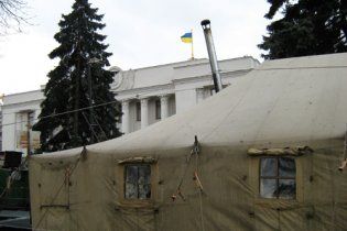 Біля Верховної ради позносили всі намети