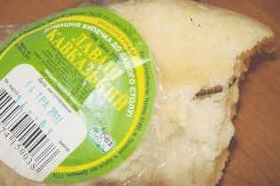 У Донецьку продають хліб з хробаками, цвяхами, тарганами та мишами