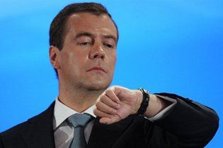 Мєдвєдєв остаточно скасував зимовий час в Росії