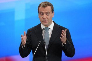 Медведев заявил, что правильно говорить - "на Украину"