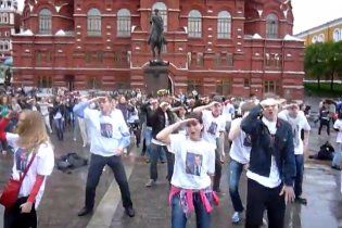 В Москві на Манежній площі 50 осіб повторили танець Мєдвєдєва під "American Boy"