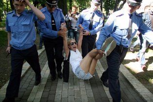 Прокуратура затримала співробітника управління МВС за сутенерство