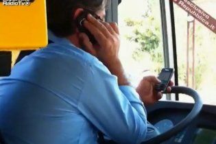 Італійський водій керує автобусом, тримаючи в кожній руці по телефону (відео)