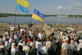 Украинские националисты освистали Азарова на могиле Шевченко