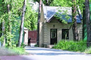 Чиновники у Пущі-Водиці живуть за п’ятиметровими парканами