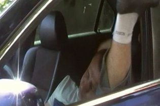 У Криму водій "під кайфом" їхав по тротуару і танцював за кермом (відео)