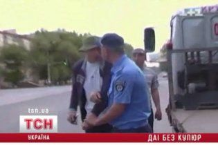 В Луганске пьяный водитель с товарищем избили гаишников