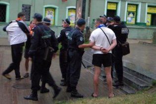 Вболівальники "Шахтаря" заступилися за фана "Динамо" в Сумах (відео)