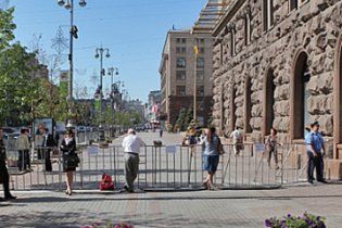 Януковича "защитили" от киевлян забором