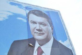 Начальника військової частини звільнили за "переклеєного" Януковича
